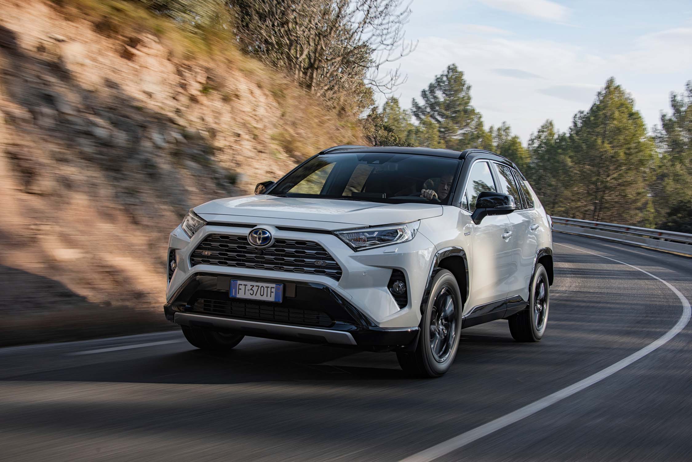 X-Sport RAV4 hibrit satışta