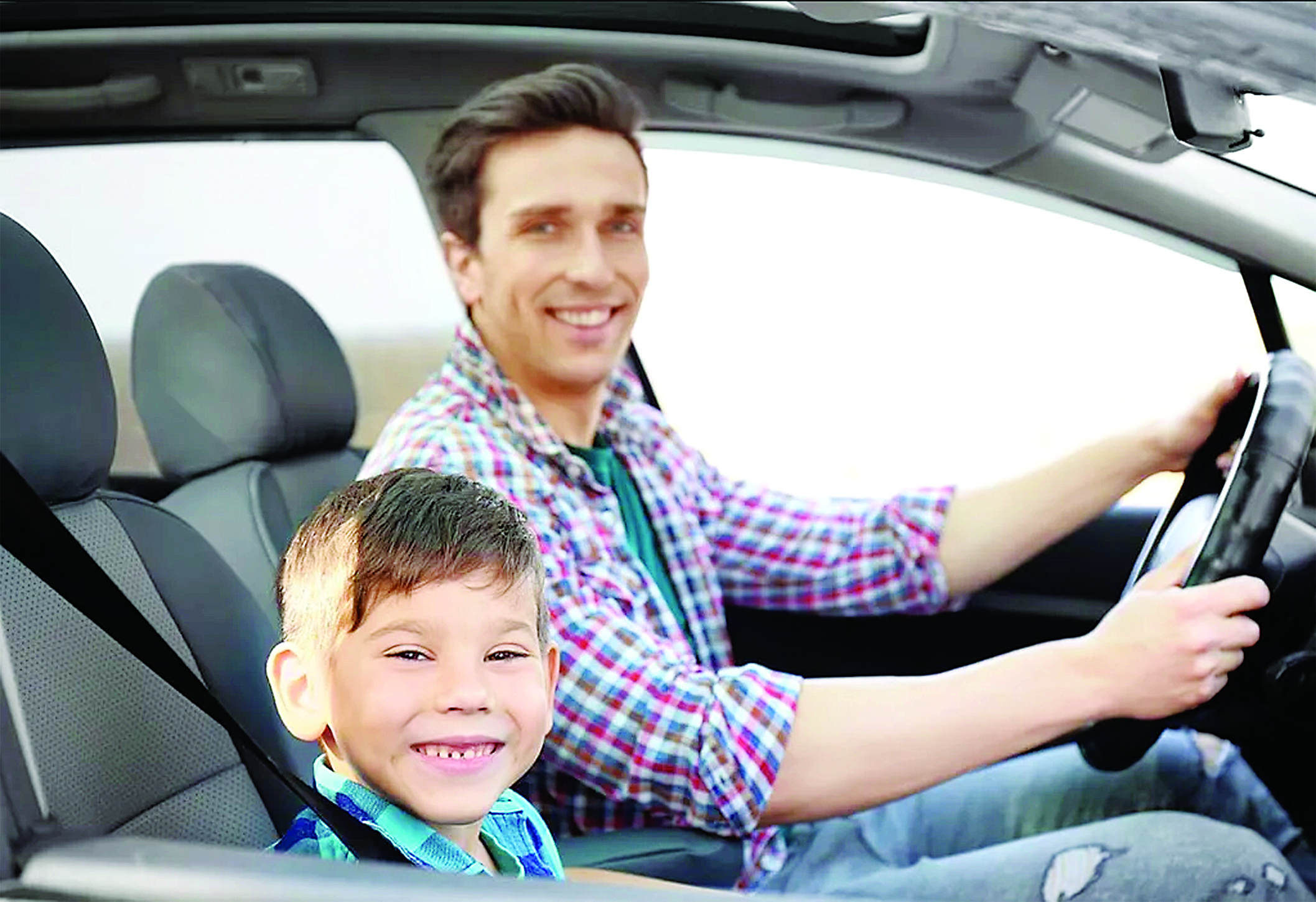 Можно ли сидеть на переднем сиденье. Ребенок на переднем сиденье автомобиля. Ребенок в машине на переднем сидении. Машина для детей. Мальчик сидящий на переднем сидении автомобиля.