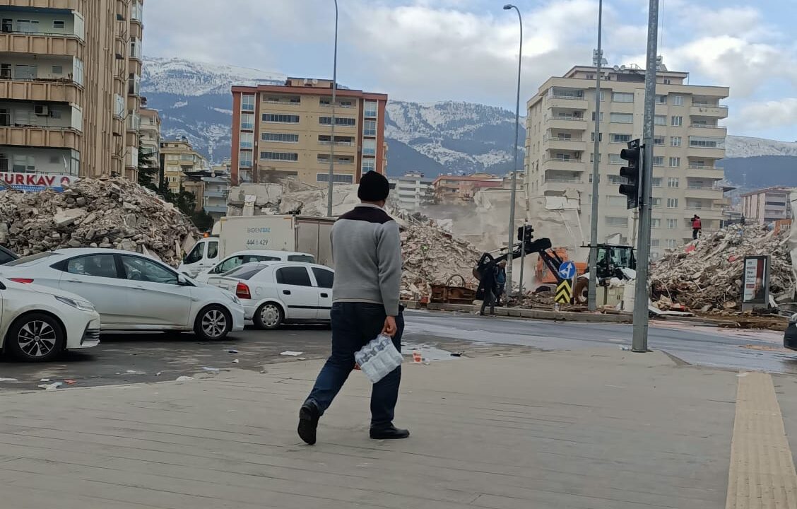 İstasyonlar ayakta kaldı zincir kopmadı!