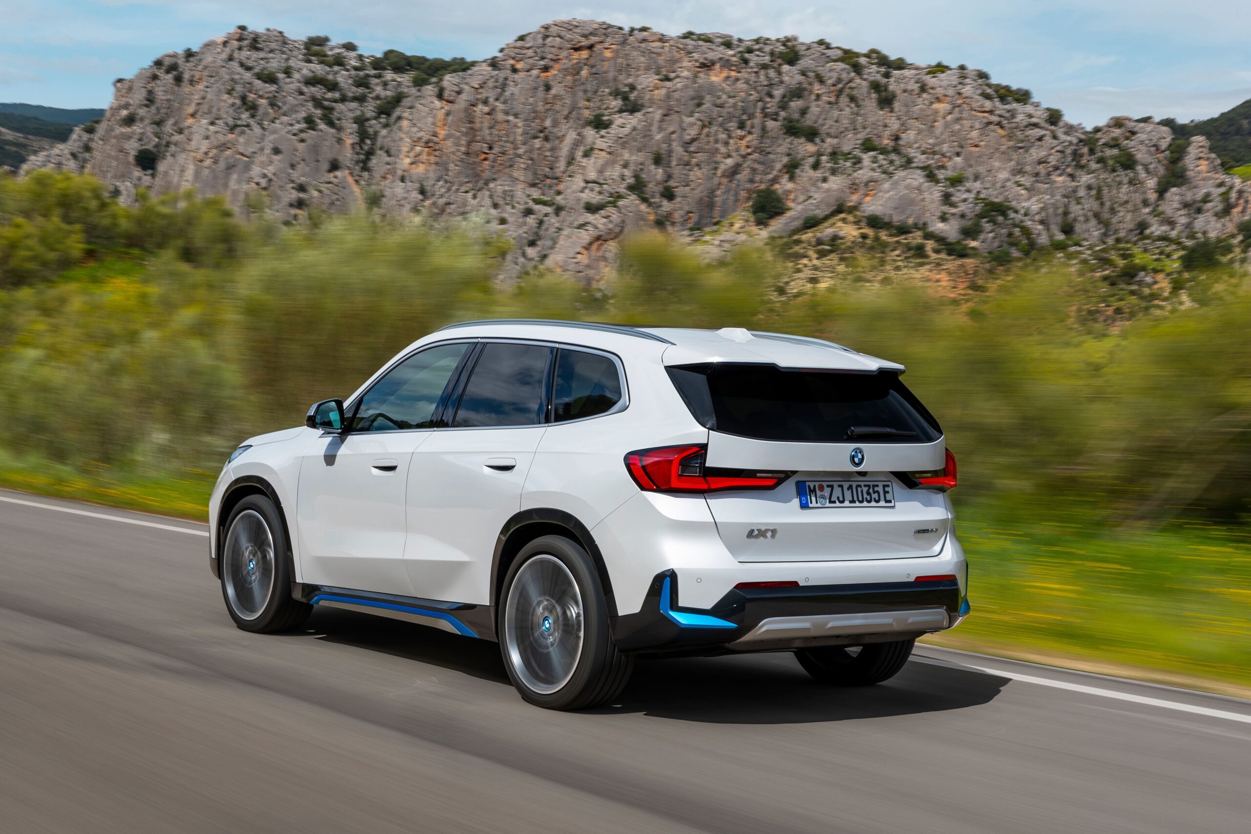 Elektrikli ve Plug-in Hybrid iX1 ön satışta