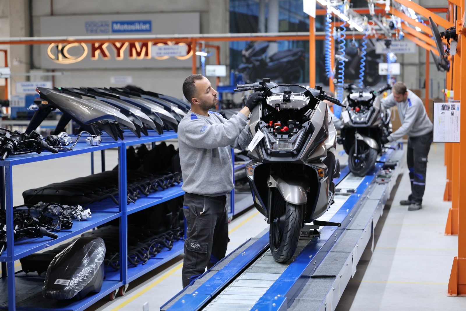 Otomobil beklerken motosiklet geldi