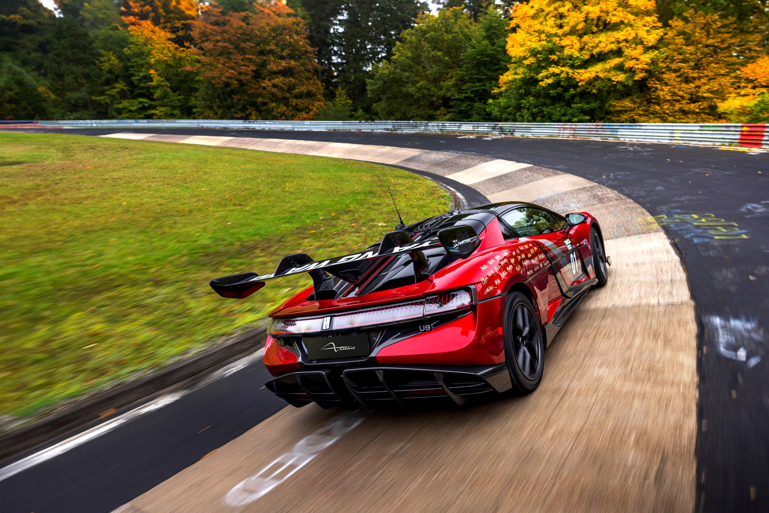 Nürburgring’de tur rekoru kırdı